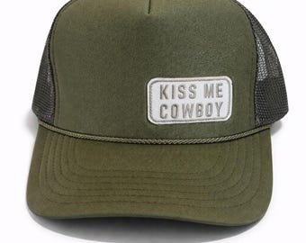 Czapka typu trucker Kiss Me Cowboy | Oliwkowozielony kapelusz w stylu western | Urocza czapka typu trucker w stylu kowbojskim | Czapka koncertowa w stylu country | Damski prezent w stylu western