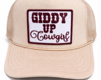 Czapka typu trucker Giddy Up Cowgirl – beżowa, haftowana, w stylu western