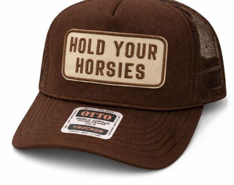 Brązowa czapka typu trucker | Haftowana naszywka „Hold Your Horses”, styl western
