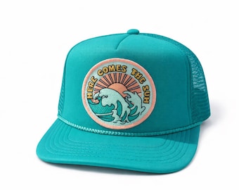 Retro Surf Trucker Hat | Czapka z naszywką „Here Comes the Sun”