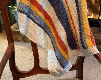 Manta de bebé tejida a crochet hecha a mano – Suave manta a rayas – Regalo neutro para la habitación de los niños – 38x32