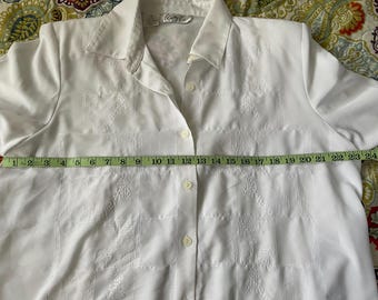 Blusa blanca bordada vintage de Kathy Che • Camisa minimalista de los 90 con botones • Camisa cottagecore soft grunge • Top oversize texturizado poco común
