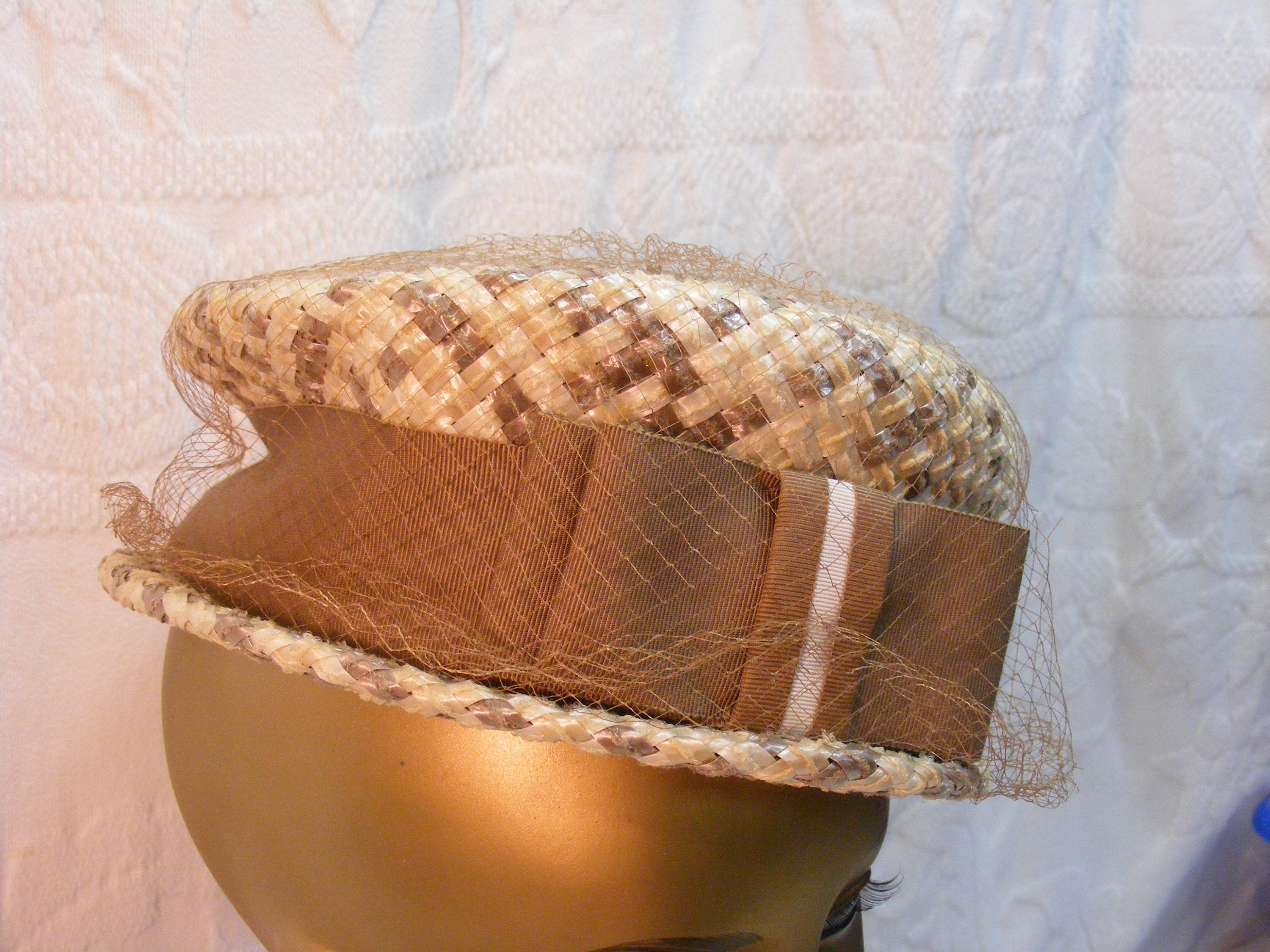 Vintage Woven Pill Box Hat With Wide Grosgrain Ribbon and  display picture 1