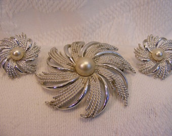 Sarah Coventry Silvery Sunburst Brooch and Clip Earring Set