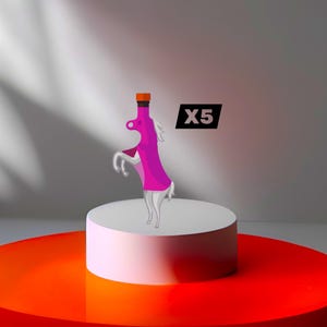 Puede incluir: Una botella caprichosa con forma de caballo encabritado, con cuerpo rosa y tapón marrón. La botella se exhibe sobre una plataforma blanca. El texto "X5" se muestra en un rectángulo negro.