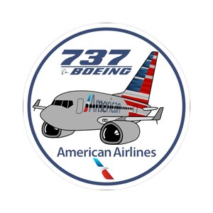 Puede incluir: Una pegatina circular que muestra un avión Boeing 737 gris con la marca American Airlines. La cola presenta rayas rojas, blancas y azules. El texto incluye 737, BOEING y American Airlines, con el logotipo de la aerolínea en la parte inferior.