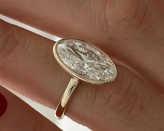 4 karat MOVAL solitärring med labbodlad diamant och bezel-infattning / Gult guld med flush fit superavlång oval labbodlad diamant