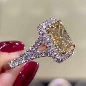Gelber Labrador Diamant-Verlobungsring mit strahlendem Schnitt 3 Karat und Halo-Simulant, 14K Massivgold Luxus-Halo-Verlobungsring