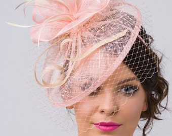 Fascinator rose - « Noor » Rose clair et Ivoire Fascinator Chapeau Bandeau w / Ruban vagues d’un voile birdcage ivoire