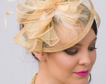 Champagne Gold Fascinator - Fascinateur de chapeau en maille « Penny » avec rubans en maille et plumes dorées