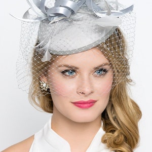 Silver Gray Fascinator - "Juliet" Silver Gray Round Felt Sinamay Hat w/ Feathers and Satin Ribbons