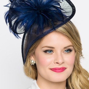 Fascinator de malha torcida azul marinho - &quot;Victoria&quot; Chapéu fascinator de malha azul marinho com penas voadoras