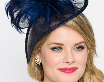 Navy Blue Twist Mesh Fascinator - « Victoria » Navy Blue Mesh Fascinator Hat Headband avec Flighty Feathers