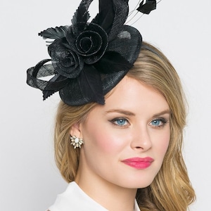Schwarzer Fascinator - &quot;Emelia Rose&quot; Schwarzes Fascinator Stirnband mit runder Sinamay Basis