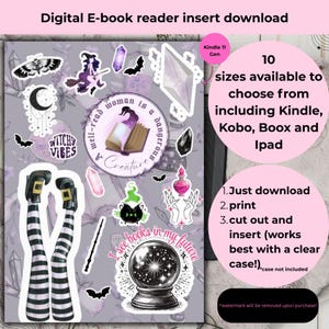 Pode incluir: Download de inserção para leitor de e-books com adesivos temáticos de bruxas. Inclui uma bruxa, morcegos, cristais, uma bola de cristal e o texto "Witchy Vibes". Disponível em 10 tamanhos para Kindle, Kobo, Boox e iPad.