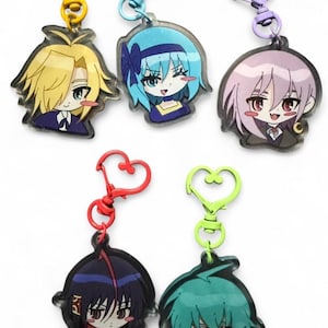 Può includere: Set di cinque portachiavi con personaggi in stile anime. Ogni portachiavi presenta un personaggio diverso con colori di capelli, abiti ed espressioni facciali unici. I portachiavi hanno chiusure a forma di cuore in oro, blu, viola, rosso e verde.