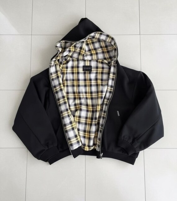 Schwarze wendbare Y2K-Kapuzenjacke – gelb kariertes Futter, Retro