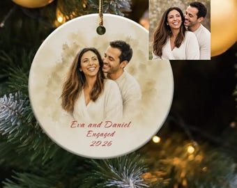 Adorno de compromiso personalizado, recuerdo fotográfico en acuarela personalizado, regalo de primera Navidad para prometidos, regalo para parejas recién comprometidas, regalo con nombres y año.