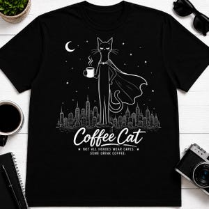 Kaffee Katze Superhero Shirt, Kaffee-Liebhaber-Katze T-Shirt, Chefkaffee-Shirt, schwarze Katze Grafik T-Shirt, Superheld-Kaffee-Geschenk, Boutique-Katzen-Shirt