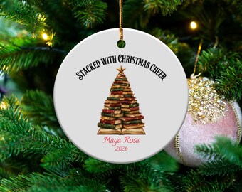 Adorno personalizado para amantes de los libros, regalo navideño para ratones de biblioteca, adorno de árbol de libros apilados, regalo para lectores, regalo para bibliotecarios, recuerdo con nombre personalizado