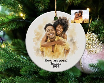 Adorno de compromiso personalizado, recuerdo fotográfico en acuarela personalizado, regalo de primera Navidad para prometidos, regalo para parejas recién comprometidas, regalo con nombres y año.