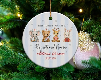 Adorno navideño "Primera Navidad como enfermera titulada", regalo para enfermera recién graduada, recuerdo de graduación de enfermería, enfermera de primer año, lindo diseño de animales con rayas azules.