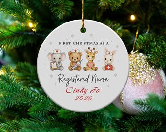 Adorno navideño "Primera Navidad como enfermera titulada", regalo para enfermera recién graduada, recuerdo de graduación de enfermería, regalo para enfermeras de primer año, diseño de enfermera con animales adorables
