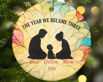 Adorno navideño para una familia de tres, adorno personalizado para la primera Navidad del bebé, regalo para padres primerizos, recuerdo familiar, regalo navideño de imitación de vidriera.