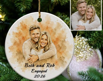 Adorno de compromiso personalizado, recuerdo fotográfico en acuarela personalizado, regalo de primera Navidad para la pareja, decoración de cerámica con nombres y año.