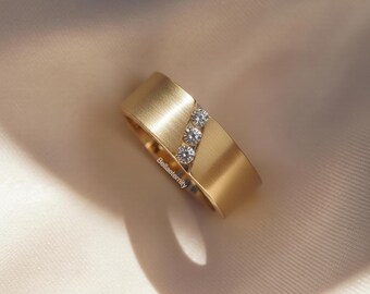 Alianza de boda de tres piedras, ancha, con acabado satinado y baño de oro, con diamantes cultivados en laboratorio de talla redonda de 2 mm y engaste a tensión, ideal para hombre y mujer.