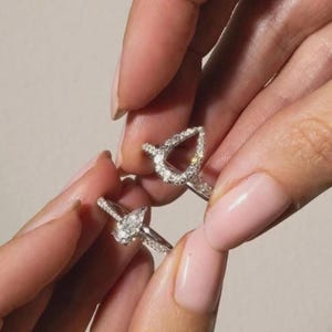 Conjunto de anéis de casamento exclusivos com diamante em formato de pera, em ouro branco 14K, com aro aberto e halo. Lindo presente!