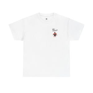 Op de afbeelding: Wit T-shirt met een kleine afbeelding van een persoon en de tekst "Van Dancin" in zwart schrift. De afbeelding bevindt zich op de linkerbovenborst. Het shirt is gemaakt van een zacht materiaal.
