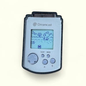 Dreamcast VMU Lapel Pin – Retro Gaming Resin Pin – Handmade 3D Printed SEGA-Inspired Collectible for Gamers and Nostalgia Fans