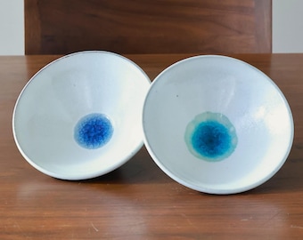 Cuenco de arroz japonés – Forma ancha y baja – 13,5 cm (5,3 pulgadas) Blanco con esmalte azul – Cerámica Tamba Ware hecha a mano por ShinSui Kiln, Hecho en Japón