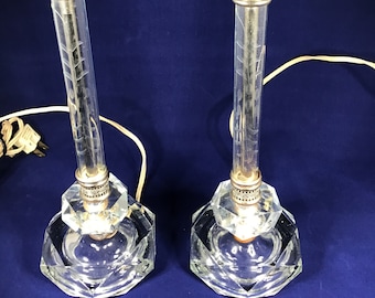 Juego de dos lámparas de mesa geométricas vintage de lucita y plata