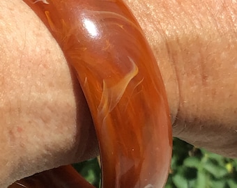 Karamell wirbelte Wurzelholz und gelbe Lucite Armreif