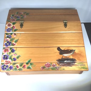 Escritorio portátil vintage para niños con tapa abatible y paneles de madera pintados a mano