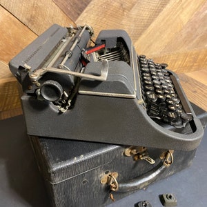 Vintage universal underwood unique typewriter image 7