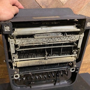 Vintage universal underwood unique typewriter image 8