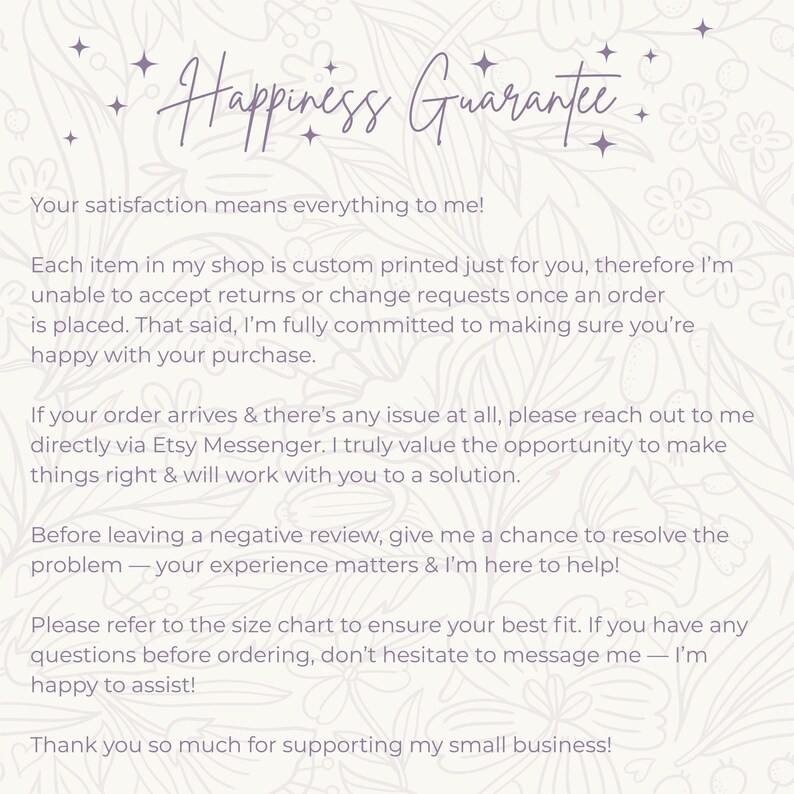 Puede incluir: Una tarjeta color crema con las palabras "Happiness Guarantee" en escritura cursiva. La tarjeta incluye texto sobre la satisfacci&oacute;n del cliente, devoluciones y soporte. Elementos de dise&ntilde;o floral en el fondo.