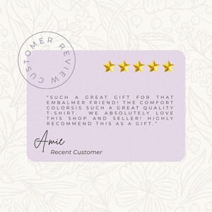 Puede incluir: Una tarjeta de rese&ntilde;a de cliente con un fondo morado claro y un dise&ntilde;o floral. La tarjeta presenta cinco estrellas doradas, el nombre de un cliente y una rese&ntilde;a sobre una camiseta. El texto incluye las palabras "gran regalo" y "recomiendo encarecidamente".