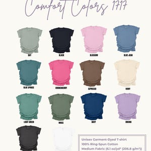 Puede incluir: Una exhibici&oacute;n de camisetas unisex te&ntilde;idas con diferentes colores, incluyendo Bay, Black, Blossom y Blue Jean. La imagen tambi&eacute;n muestra colores como Blue Spruce, Crunchberry, Espresso e Ivory. Colores adicionales son Light Green, Moss, Navy, Orchid, Pepper y White.