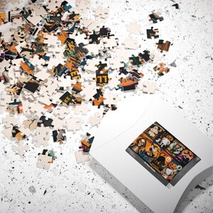 K&ouml;nnte beinhalten: Ein Halloween-Puzzle mit verstreuten Teilen. Das Puzzle zeigt ein Vintage-Design mit Bildern von Geistern, Skeletten und K&uuml;rbissen. Das Puzzle befindet sich in einem wei&szlig;en Umschlag auf einer gesprenkelten Oberfl&auml;che.