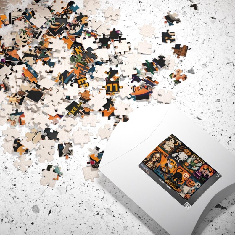 K&ouml;nnte beinhalten: Ein Halloween-Puzzle mit verstreuten Teilen. Das Puzzle zeigt ein Vintage-Design mit Bildern von Geistern, Skeletten und K&uuml;rbissen. Das Puzzle befindet sich in einem wei&szlig;en Umschlag auf einer gesprenkelten Oberfl&auml;che.