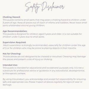 K&ouml;nnte beinhalten: Eine cremefarbene Seite mit dem handgeschriebenen Titel "Safety Disclaimer" in einer Schreibschrift. Der Text beschreibt Erstickungsgefahren, Altersempfehlungen, Aufsichtsanforderungen und die beabsichtigte Verwendung eines Puzzles, wobei Sicherheitsvorkehrungen betont werden.