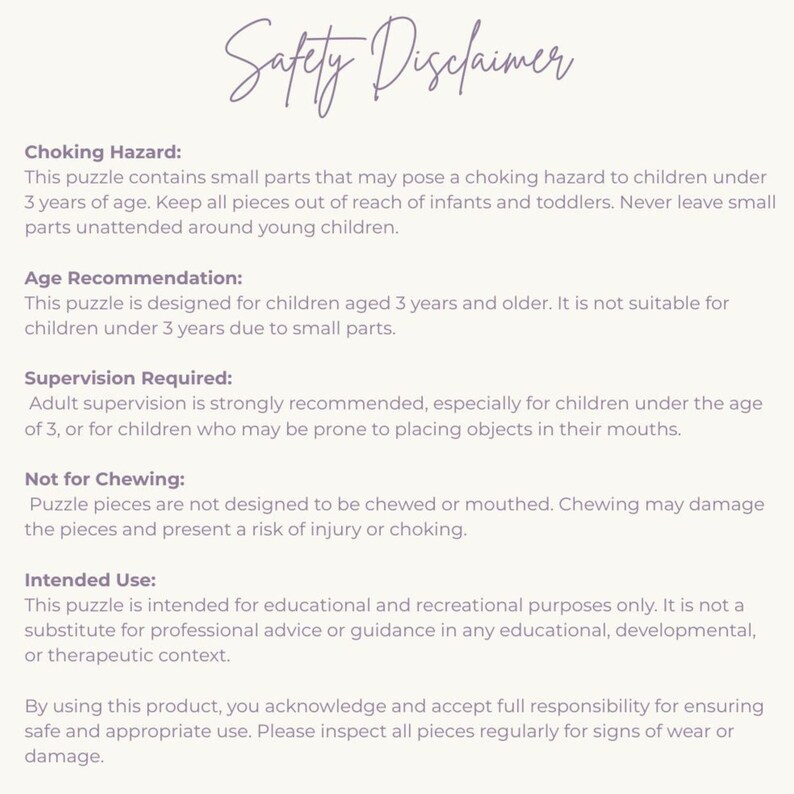 K&ouml;nnte beinhalten: Eine cremefarbene Seite mit dem handgeschriebenen Titel "Safety Disclaimer" in einer Schreibschrift. Der Text beschreibt Erstickungsgefahren, Altersempfehlungen, Aufsichtsanforderungen und die beabsichtigte Verwendung eines Puzzles, wobei Sicherheitsvorkehrungen betont werden.