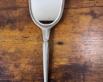 Vintage 1930er Jahre Evans Art Deco Handspiegel. Rückseite cremefarbenes Celluloid mit blauer Emaille-Blumenkamee, Silberblechgriff. Eleganter Waschtischdekor!