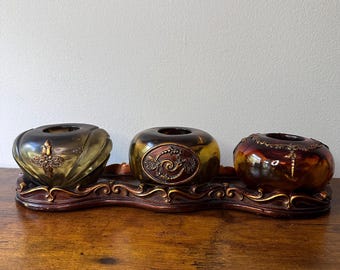 Trio di portacandele votivi in stile Hollywood Regency vintage – Vetro color ambra rubino, decorazioni in filigrana dorata, stile Mid-Century Modern.