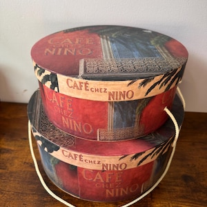 VTG 2004 Fabrice de Villeneuve Nesting Hat Boxes "Cafe Chez Nino" Conjunto Tropical