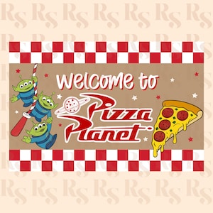 Puede incluir: Un letrero rectangular con fondo marrón presenta el texto "Welcome to Pizza Planet" en rojo y blanco. Incluye extraterrestres de dibujos animados, una porción de pizza y un borde a cuadros rojo y blanco.